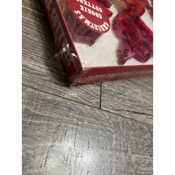 NIB Vintage Red Plastic Christmas Cookie Cutters Set of 12 Includes Manger Scene - Picture 11 of 13
